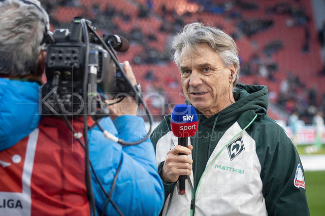 German Bundesliga, Bayer 04 Leverkusen vs. SV Werder Bremen, 24.01.2026 | LEVERKUSEN, GERMANY - JANUARY 24: Horst Steffen (Head Coach SV Werder Bremen) interviewed by Sky before the game during the German Bundesliga match on gameday 19 between Bayer 04 Leverkusen vs. SV Werder Bremen at BayArena on January 24, 2026 in Leverkusen, Germany. DFL REGULATIONS PROHIBIT ANY USE OF PHOTOGRAPHS AS IMAGE SEQUENCES AND/OR QUASI-VIDEO.