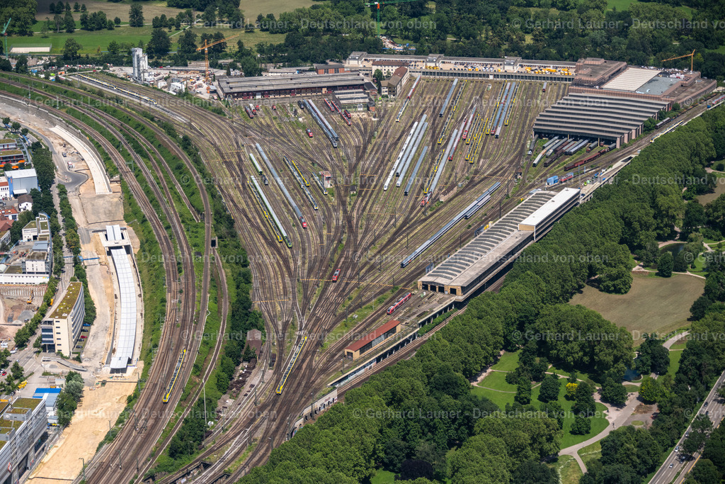 4046460 | STUTTGART 19.07.2021 Bahnbetriebswerk und Ausbesserungswerk, Wartung und Instandhaltung von Zügen des Personentransportes im Ortsteil Am Rosensteinpark in Stuttgart im Bundesland Baden-Württemberg, Deutschland. Weiterführende Informationen bei: DB Netz AG,  Deutsche Bahn AG. // Railway depot and repair shop for maintenance and repair of trains of passenger transport in the district Am Rosensteinpark in Stuttgart in the state Baden-Wurttemberg, Germany. Further information at: DB Netz AG,  Deutsche Bahn AG. Foto: Gerhard Launer