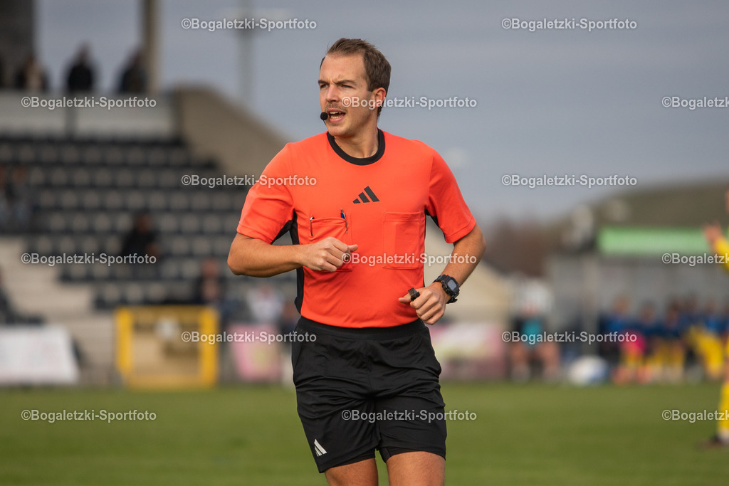 Lasse Lütke-Kappenberg | 08.11.2025, Fußball, Regionalliga West, SSVg Velbert - SC Wiedenbrück: Schiedsrichter Lasse Lütke-Kappenberg im Portrait - Realisiert mit Pictrs.com