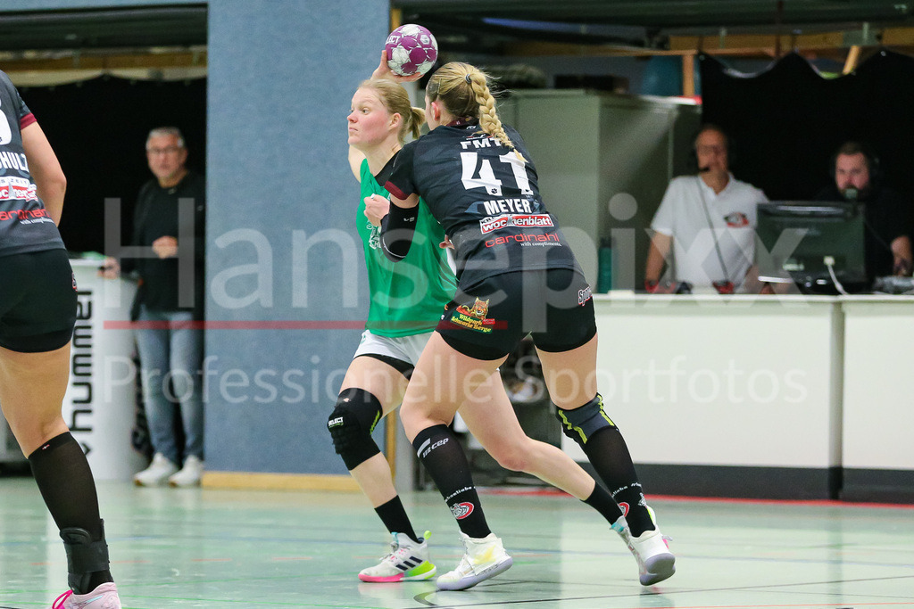 Handball, 2. Bundesliga Frauen, HL Buchholz 08-Rosengarten - SV Werder Bremen | v.li.: Denise Engelke (SV Werder Bremen, 18) und Wiebke Meyer (HL Buchholz 08-Rosengarten, 41) im Zweikampf, Duell, Spielszene, Aktion, Action