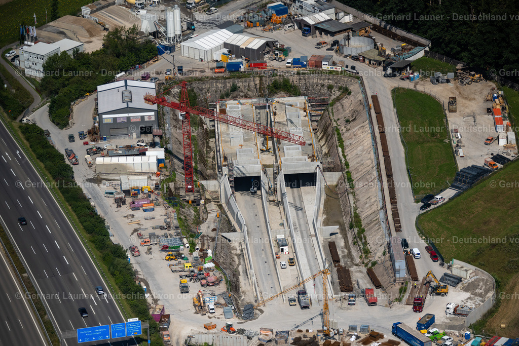 4047157 | STUTTGART 11.08.2021 Baustelle mit Tunnelführungsarbeiten für den im Bau befindlichen Eisenbahntunnel für Stuttgart 21 in Stuttgart im Bundesland Baden-Württemberg. Weiterführende Informationen bei: DB Projekt Stuttgart-Ulm GmbH,  HALTEC Hallensysteme GmbH. // Construction site with tunnel guide for the railway tunnel for Stuttgart 21 in Stuttgart in the state Baden-Wuerttemberg. Further information at: DB Projekt Stuttgart-Ulm GmbH,  HALTEC Hallensysteme GmbH. Foto: Gerhard Launer