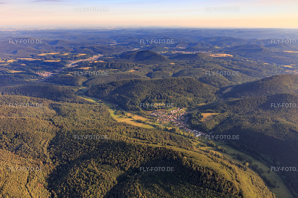 Dorfansicht im Wieslautertal aus Südosten | Luftbild: Dorfansicht im Wieslautertal aus Südosten in Bobenthal im Bundesland Rheinland-Pfalz in Deutschland. Foto: IMG_120929.jpg vom 26.06.2020 durch ©2025 Werner Riehm fly-foto.de/copyright - Realisiert mit Pictrs.com