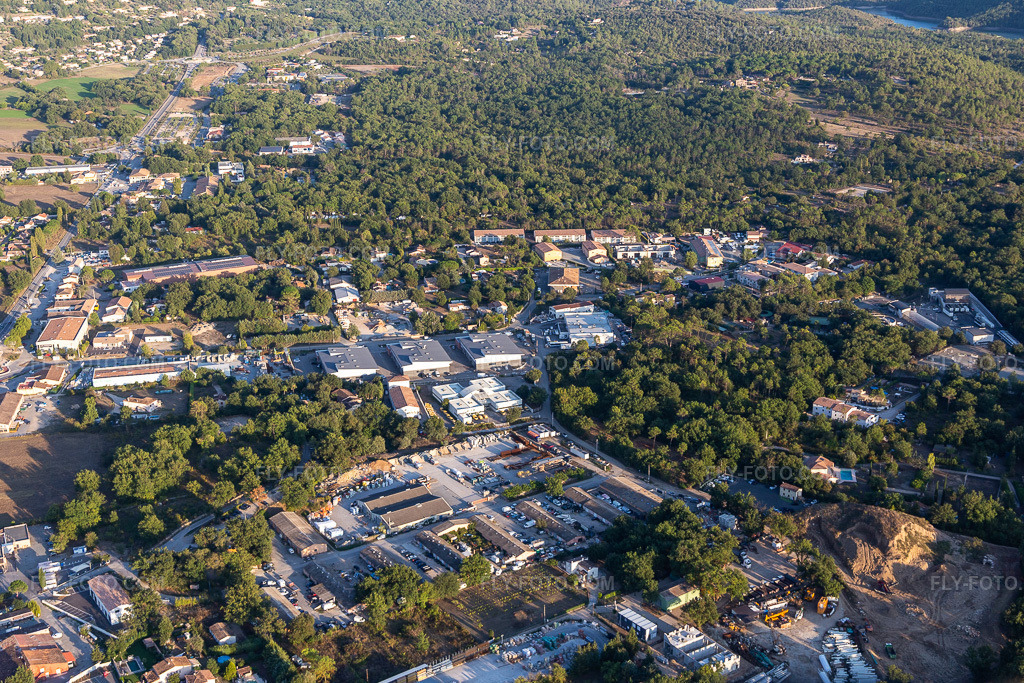 Aerial view: View of the town in Montauroux in the state Var, France. – Photo: IMG_129547.jpg taken on 09/18/2021 by Werner Riehm/FLY-FOTO.com – Resolution of the original: 5009 x 3339 px