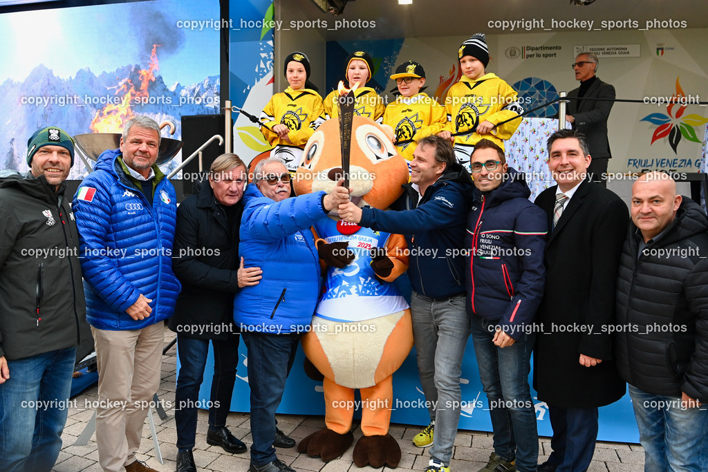 European Youth Olympic Festival EYOF 2023 Pressekonferenz | Jugendspieler EC Hornets Spittal, Olympisches Feuer, Maskottchen European Youth Olympic Festival EYOF 2023, ÖSTERREICHISCHES OLYMPISCHES COMITÉ Christoph Sieber,  Bürgermeister Spittal an der Drau Gerhard Köfer, Giorgio Brandolin, Maurizio Dunnhofer, Stadtrat Spittal an der Drau Christoph Staudacher, Gemeinderat Spittal an der Drau Marco Brandner,