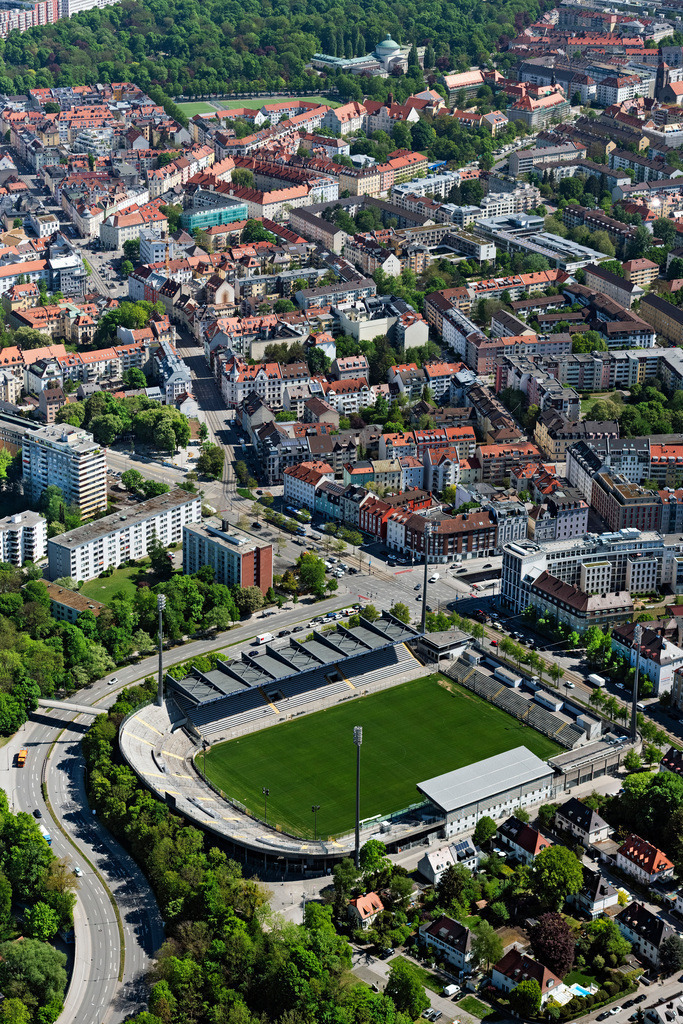 dr__0063967.jpg | MüNCHEN 29.04.2025 Fußball- Stadion des Vereins TSV 1860 ( Sechzgerstadion ) an der Grünwalder Straße im Stadtteil Giesing in München im Bundesland Bayern. // Football stadium of the football club TSV 1860 on Gruenwalder Strasse in Munich in the state Bavaria. Foto: Daniel Reiter