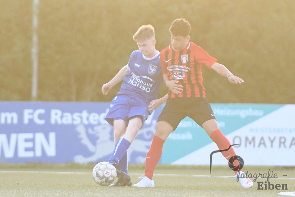 FC Rastede-Heidmühler FC | B-Jugend Bezirkspokal; FC Rastede (blau)-Heidmühler FC (rot) am 16.08.2023; in Rastede (Sportanlage Köttersweg), Photo: Philip Eiben 2023 - Realisiert mit Pictrs.com
