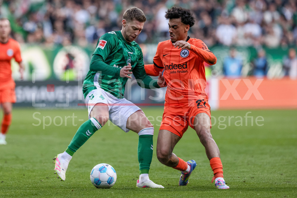 Fussball, Bundesliga, SV Werder Bremen - Eintracht Frankfurt | v.li.: Mitchell Weiser (SV Werder Bremen, 8) und Nathaniel Brown (Eintracht Frankfurt, 21) im Zweikampf, Duell, Dynamik, Aktion, Action, Spielszene, DIE DFL-RICHTLINIEN UNTERSAGEN JEGLICHE NUTZUNG VON FOTOS ALS SEQUENZBILDER UND/ODER VIDEOÄHNLICHE FOTOSTRECKEN. DFL REGULATIONS PROHIBIT ANY USE OF PHOTOGRAPHS AS IMAGE SEQUENCES AND/OR QUASI-VIDEO.