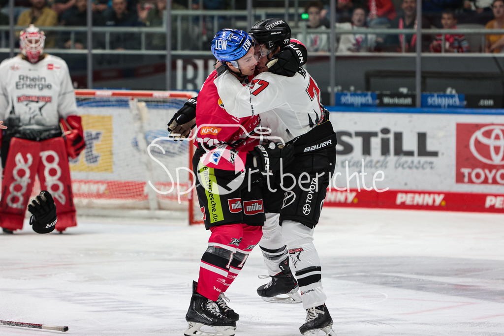 Augsburger Panther - Koelner Haie  | Alexander ROACH (KEC #77) und Adam Payerl (AEV #11) haben einen Kampf auf dem Eis / Fight / Boxing / Boxen / Kaempfen / Kämpfen