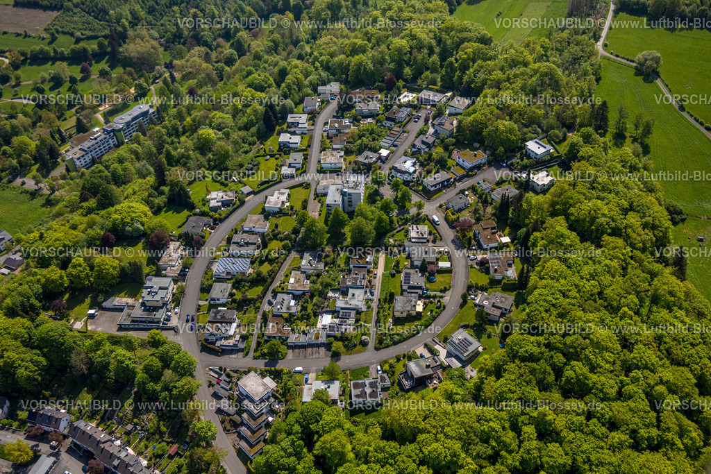 Brilon240503443 | Luftbild, kreisrunde Wohnsiedlung Itzelstein im Waldgebiet, Naturschutzgebiet Derkerstein / Itzelstein, links Hotel am Kurpark Brilon, Brilon, Sauerland, Nordrhein-Westfalen, Deutschland
