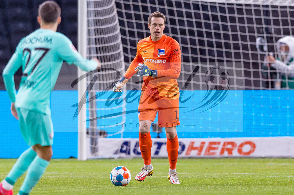 HERBOC20220204_204_1 | Fussball, Herren: Torwart Alexander Schwolow (Hertha BSC) in Aktion, am Ball, Einzelaktion bei dem Spiel der 1. Bundesliga zwischen Hertha BSC und VfL Bochum im Olypiastadion am 04.02.2022 in Berlin, Deutschland.DFB / DFL REGULATIONS PROHIBIT ANY USE OF PHOTOGRAPHS AS IMAGE SEQUENCES AND/OR QUASI-VIDEO. - Realisiert mit Pictrs.com