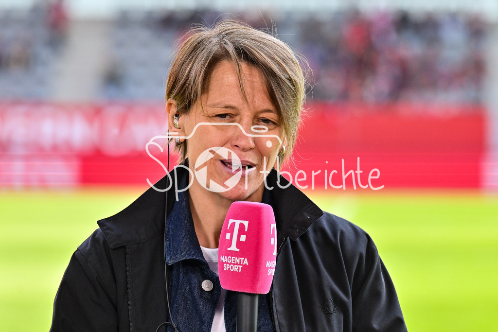 FC Bayern München - SC Freiburg | Im Bild FCB Frauen Direktorin Bianca RECH beim Interview von MagentaSport / Einzelfoto / Freisteller / Frauen Bundesliga: FC Bayern Muenchen - SC Freiburg, FC Bayern Campus am 27.04.2025