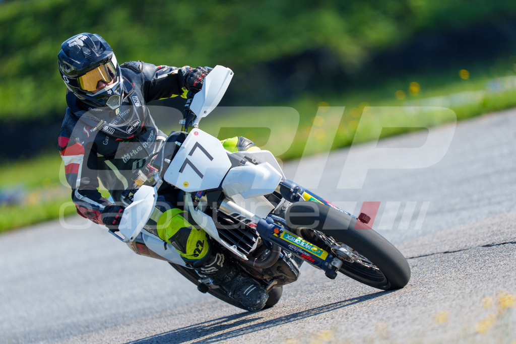 SuperMoto_Staatsmeisterschaft_Greinbach_037 | GRIPcapture steht für authentische Sportfotografie in Österreich – für Momente, die mehr sind als Geschwindigkeit oder Ergebnis. Es geht um Emotion, Spannung, Fokus und den Augenblick, der oft nur einen Wimpernschlag dauert.Ob Motorsport, Teamsport oder 