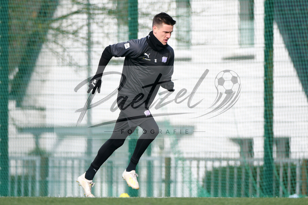 20200302_TRAOSN_0003 | Fussball, Herren: Thomas Konrad (VfL Osnabrueck) in Aktion waehrend der Trainingseinheit des VfL Osnabrueck im Sportpark Illoshoehe am 02.03.2020 in Osnabrueck, Deutschland. - Realisiert mit Pictrs.com