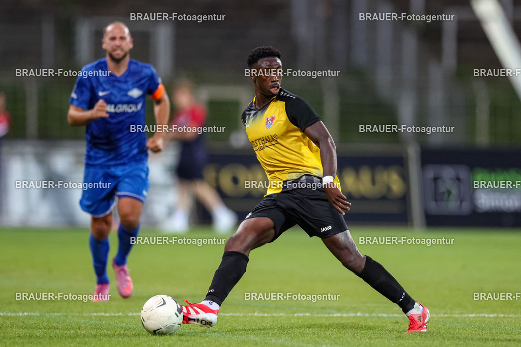 SB_KFCBAU_20250815_5008.JPG -  - KFC Uerdingen - SF Baumberg - Oberliga Niederrhein | Krefeld, Deutschland, 15.08.25: Kingsley Helmut Marcinek (KFC Uerdingen) in Aktion, am Ball, Einzelaktion während des Oberliga Niederrhein Spiels zwischen KFC Uerdingen - SF Baumberg in der Grotenburg Stadion am 15. August 2025 in Krefeld, Deutschland. (Foto von Stefan Brauer/Brauer-Fotoagentur)