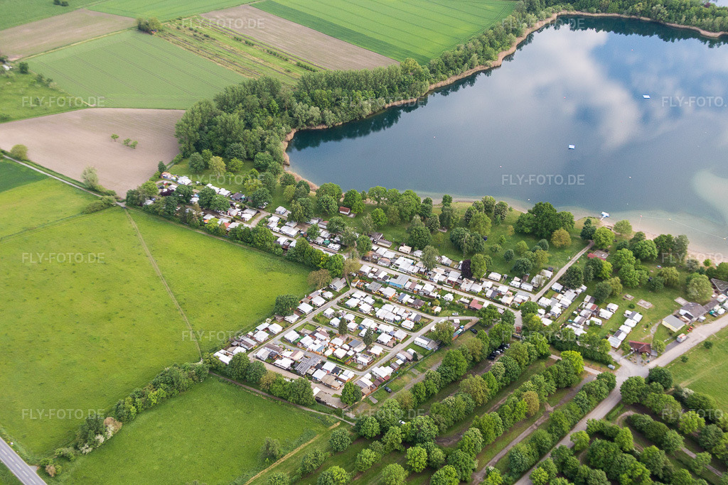 Luftbild: Wohnwagen und Zelte- Campingplatz - und Zeltplatz Riedsee im Ortsteil Leeheim in Riedstadt im Bundesland Hessen in Deutschland. Foto: IMG_088464.jpg vom 17.05.2016 durch Werner Riehm/FLY-FOTO.de