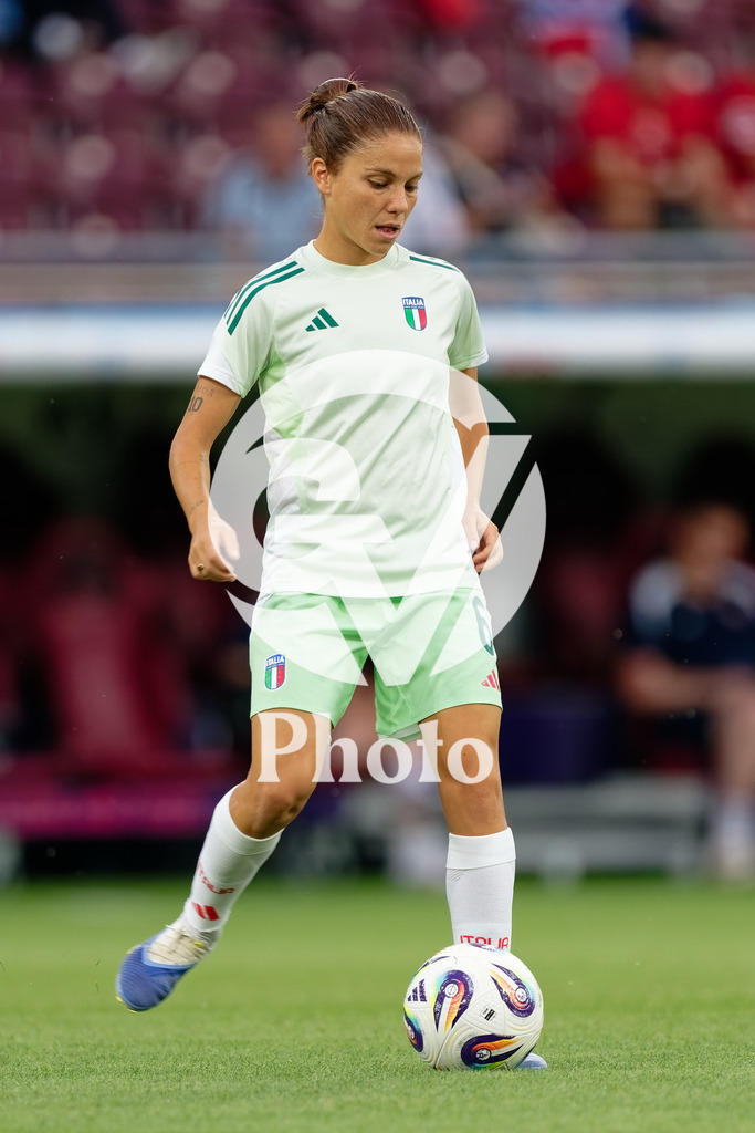 Norway v Italy - UEFA Women's EURO 2025 Quarter-Final | GENEVA, SWITZERLAND - JULY 16: Manuela Giugliano of Italy during warm-up before the UEFA Women's EURO 2025 Quarter-Final match between Norway and Italy at Stade de Geneve on July 16, 2025 in Geneva, Switzerland. (Photo by Giuseppe Velletri/Sports Press Photo/Getty Images)