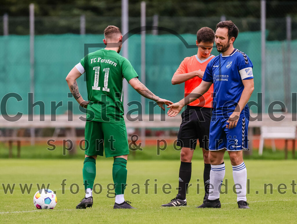2023-08-04_013_FC_Forstern_gegen_FC_Langengeisling_II | Forstern, Deutschland, 04.08.2023:
Fußball, Kreisklasse 2023 / 2024, 1. Spieltag, FC Forstern gegen FC Langengeisling II, Endergebnis: 2:1

Andreas Ullmann (FC Forstern, #11), Schiedsrichter Paul Görner, Christopher Scherm (FC Langengeisling, #2)

Foto: Christian Riedel / fotografie-riedel.net