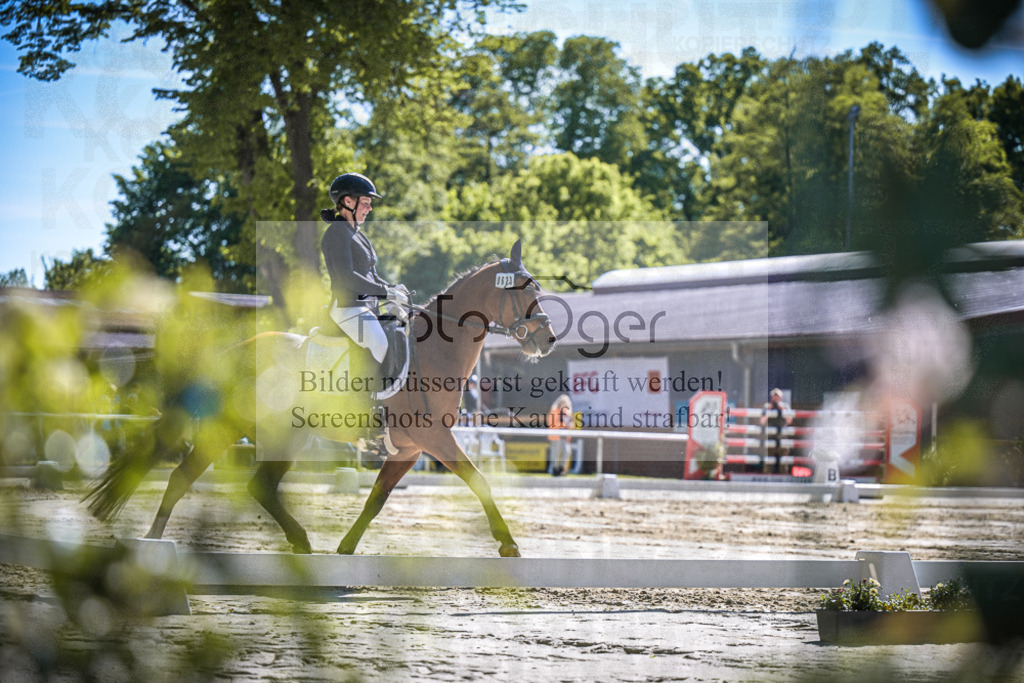 DOS_2534 | Entdecke hochwertige Reitturnierfotos von Foto Oger. Professionell, emotional und authentisch – jetzt Lieblingsmomente im Shop bestellen.Deutschlandweite Turnierfotografie. - Realisiert mit Pictrs.com