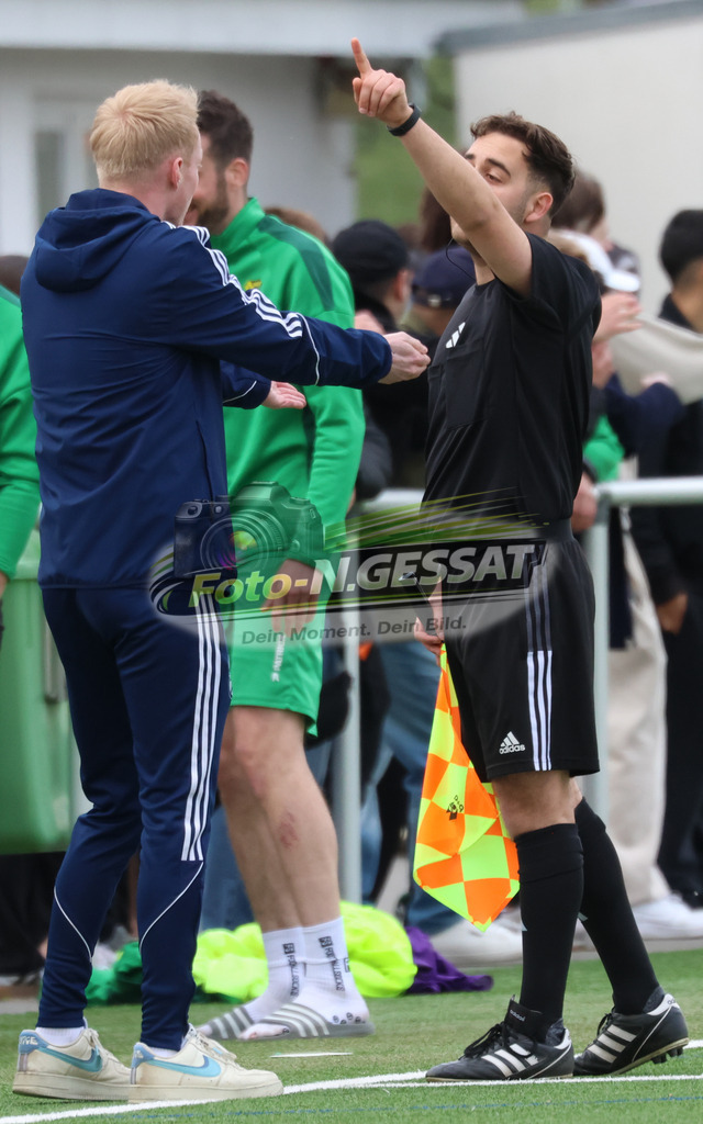 SC Enger - SV Enger-Westerenger | Auf dem Bild zu sehen: SV Enger-Westerenger Co Trainer: Finn Siekmann ; Schiedsrichter Assistent: Talat-Eren Borazanci SC Enger, SV Enger-Westerenger, Saison 25/26, Kreisliga A, Enger, Deutschland - Realisiert mit Pictrs.com