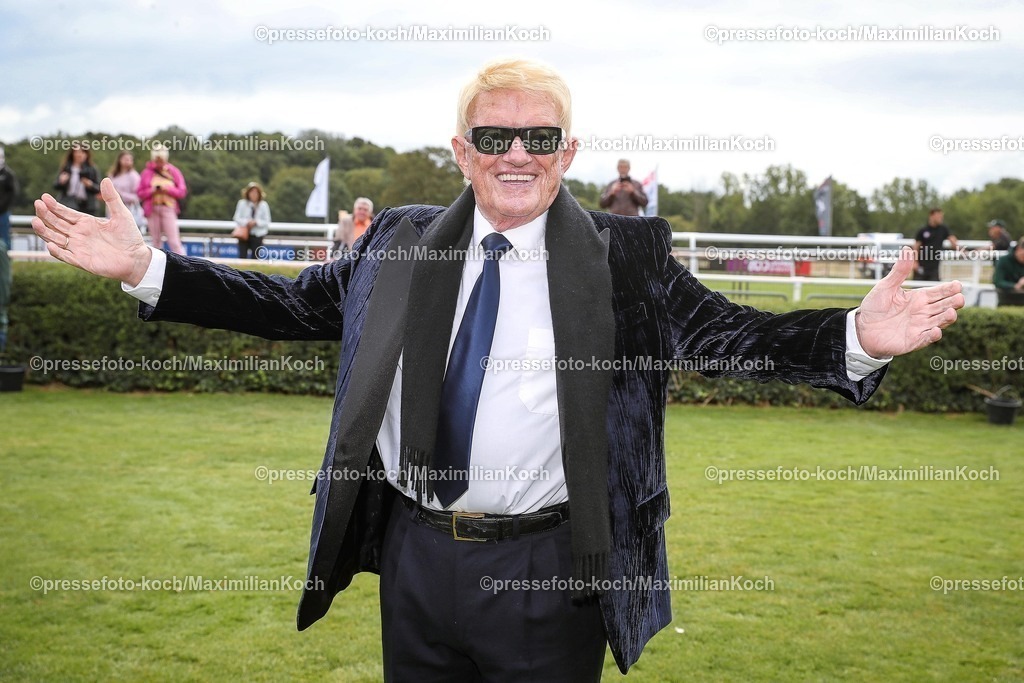 HanPromi24082500025 | 2025.08.24, Promis beim Audi-Ascot-Renntag auf der Galopprennbahn Neue Bult in Hannover. Die Gäste genießen die elegante Atmosphäre beim Pferderennen. Schlagersänger Heino ( orig. Heinz Georg Kramm, Musiker) geste Gestikulierend alleine 