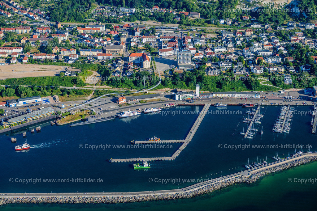 Sassnitz_Rügen_ELS_7132100822 | SASSNITZ 10.08.2022 Hafenanlagen des Stadthafen Sassnitz an der Meeres- Küste der Ostsee in Sassnitz an der Ostseeküste im Bundesland Mecklenburg-Vorpommern. Weiterführende Informationen bei: Hafenbetriebs- und Entwicklungsgesellschaft mbH Sassnitz,  Stadt Sassnitz. // Port facilities on the seashore of the Baltic Sea in Sassnitz at the baltic coast in the state Mecklenburg - Western Pomerania. Further information at: Hafenbetriebs- und Entwicklungsgesellschaft mbH Sassnitz,  Stadt Sassnitz. Foto: Martin Elsen