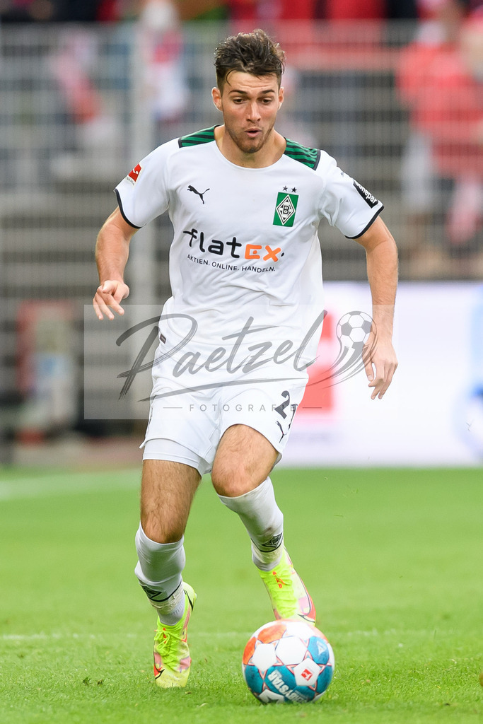 FCUBMG20210829_183 | Fussball, Herren: Joe Scally (Borussia Moenchengladbach) in Aktion, am Ball, Einzelaktion beim Spiel der 1. Bundesliga zwischen 1. FC Union Berlin und Borussia Moenchengladbach im Stadion An der Alten Foersterei am 29.08.2021 in Berlin, Deutschland. - Realisiert mit Pictrs.com