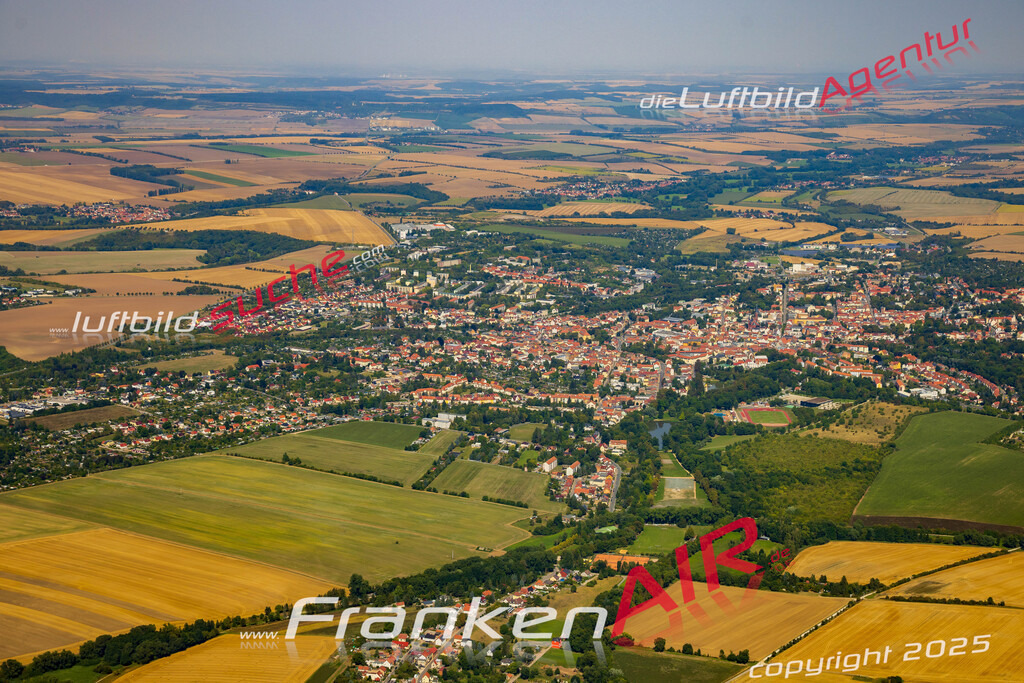 Luftbild der Stadt Apolda - Die Luftaufnahme wurde 2025 vom UL-Flugzeug heraus erstellt ( keine Drohne ) - Hochauflösende Luftaufnahme - für professionelle Ausdrucke geeignet. Die Geschenkidee !Hier alle&nbsp;Infos zur Lizenzierung der LuftaufnahmeWir fliegen auch dieses Jahr wieder in Ihre Region um Luftbilder zu erstellen.- Luftbild anfragen