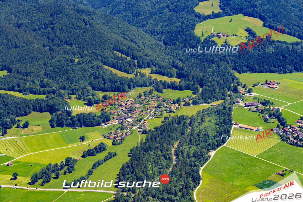Die Luftaufnahme Obersteinbach - Bad Heilbrunn wurde 2022 vom Flugzeug aus (keine Drohne) erstellt. Hohe Auflösung -für große Poster und Wandbilder geeignet - Garantiert!