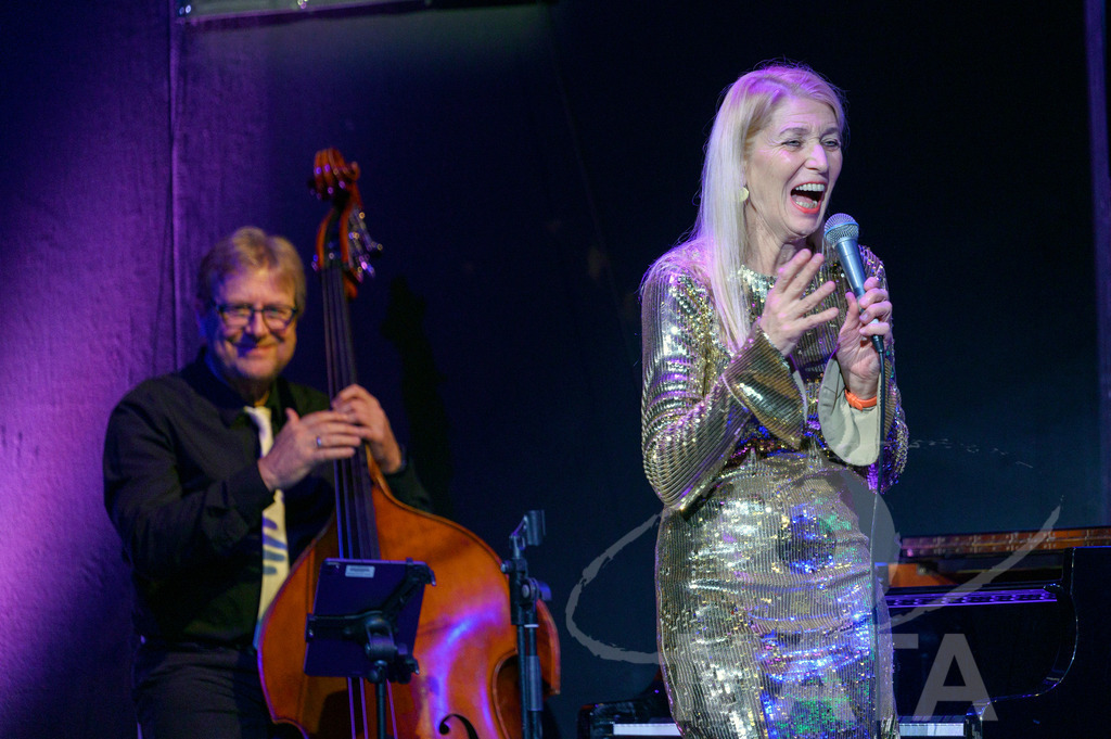 _DWA7869 | Norbert Meyer-Venus (Kontrabass) und Hildegard Pohl (Piano)  bei der Eröffnung der 28. Film Festival Türkei Deutschland  am 08.3.2024  in Nürnberg - Realisiert mit Pictrs.com