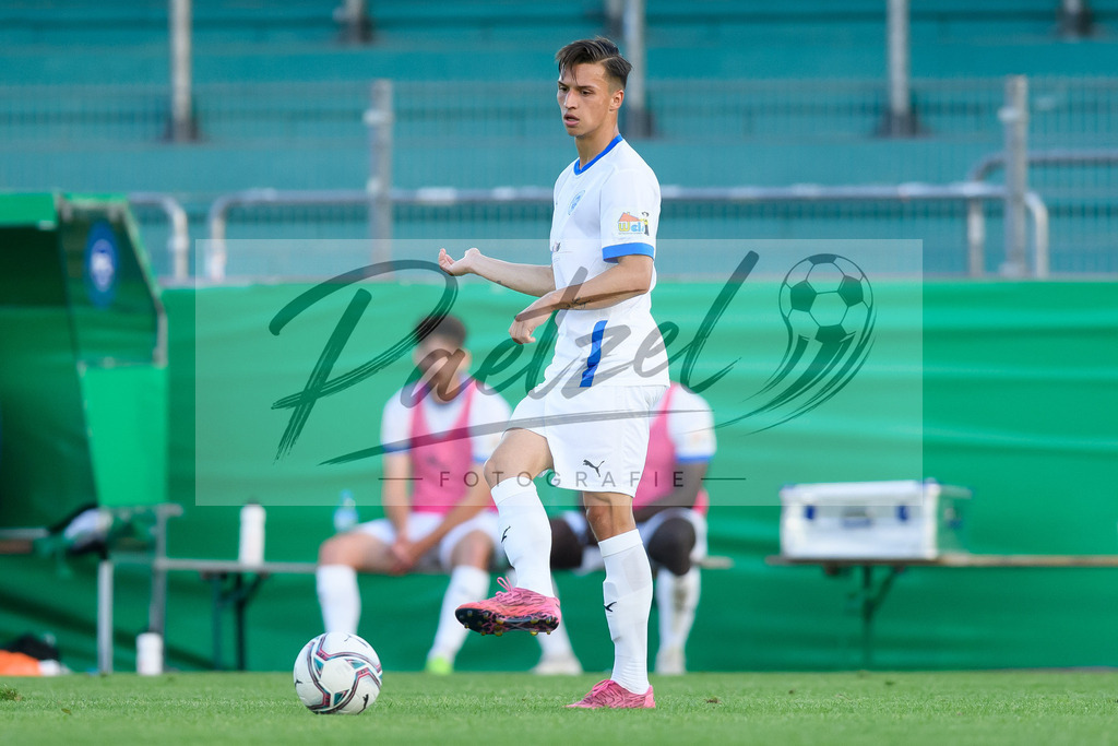 LOTKSC20210809_219 | Fussball, Herren: Tyson Richter (Sportfreunde Lotte) in Aktion, am Ball, Einzelaktion beim Spiel der 1. Runde im DFB-Pokal zwischen SF Lotte und Karlsruher SC im Stadion am Lotter Kreuz am 09.08.2021 in Lotte, Deutschland.DFB / DFL REGULATIONS PROHIBIT ANY USE OF PHOTOGRAPHS AS IMAGE SEQUENCES AND/OR QUASI-VIDEO. - Realisiert mit Pictrs.com