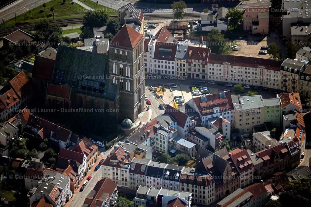 4062022 | ROSTOCK 08.09.2021 Kirchengebäude der Nikolaikirche mit Wohnungen, Balkonen und Solaranlage Am Wendländer Schilde in Rostock im Bundesland Mecklenburg-Vorpommern, Deutschland. Weiterführende Informationen bei: Nikolaikirche Rostock. // Church building of the Nikolaikirche with apartments, balconies and solar system at the Wendlaender Schilde in Rostock in the state Mecklenburg-Western Pomerania, Germany. Further information at: Nikolaikirche Rostock. Foto: Gerhard Launer