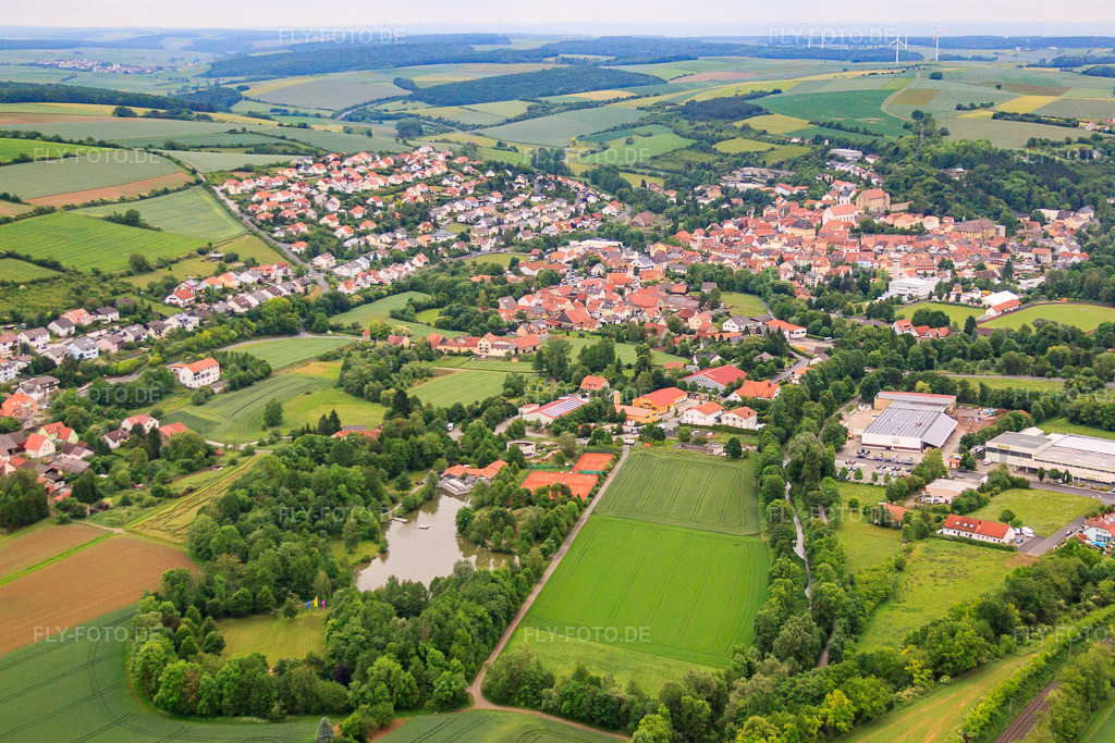 Luftbild: Ortsansicht von Westen mit Badesee in Arnstein im Bundesland Bayern in Deutschland. Foto: IMG_66072.jpg vom 30.05.2014 durch Werner Riehm/FLY-FOTO.de – Auflösung des Originals: 4334 x 2889 px