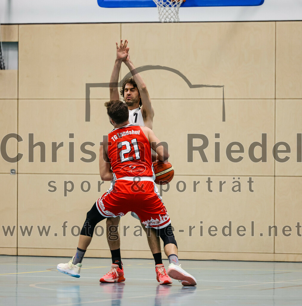 2022-12-03_018_TSV_Vaterstetten_gegen_TG_Landshut | Vaterstetten, Deutschland, 03.12.2022:
Basketball, Bayernliga Herren Südost 2022 / 2023, 7. Spieltag, TSV Vaterstetten gegen TG Landshut, Endergebnis: 71:78

 (TG Landshut, #21), Luca Maurice Kohll (TSV Vaterstetten, #7)

Foto: Christian Riedel / fotografie-riedel.net