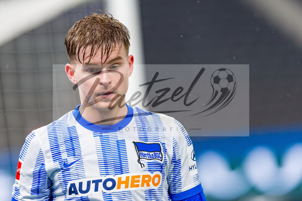 HERBOC20220204_307 | Fussball, Herren: Maximilian Mittelstaedt (Hertha BSC) schaut bei dem Spiel der 1. Bundesliga zwischen Hertha BSC und VfL Bochum im Olypiastadion am 04.02.2022 in Berlin, Deutschland.DFB / DFL REGULATIONS PROHIBIT ANY USE OF PHOTOGRAPHS AS IMAGE SEQUENCES AND/OR QUASI-VIDEO. - Realisiert mit Pictrs.com