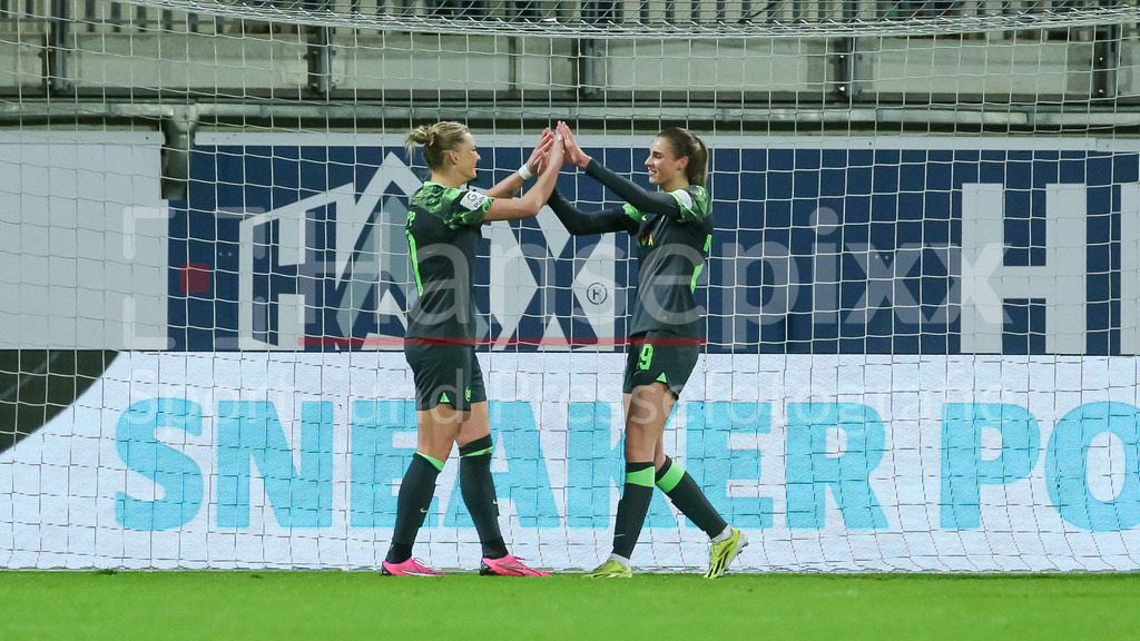 Fussball, Google Pixel Frauen-Bundesliga, VfL Wolfsburg - RB Leipzig | v.li.: Alexandra Popp (Alex Popp, VfL Wolfsburg, 11) und Torschützin Jule Brand (VfL Wolfsburg, 29) mit Torjubel, Jubel, jubeln, jubelt, optimistisch, Spielszene, Highlight, Freude über das Tor zum 2:0, DIE DFB-RICHTLINIEN UNTERSAGEN JEGLICHE NUTZUNG VON FOTOS ALS SEQUENZBILDER UND/ODER VIDEOÄHNLICHE FOTOSTRECKEN. DFB REGULATIONS PROHIBIT ANY USE OF PHOTOGRAPHS AS IMAGE SEQUENCES AND/OR QUASI-VIDEO.
