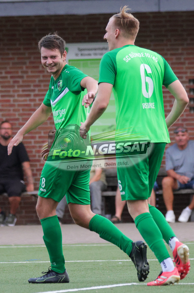 SC Bünde - TuS Bexterhagen | Auf dem Bild zu sehen: grün SC Bünde: ; weiß TuS Bexterhagen:  SC Bünde, TuS Bexterhagen, Saison 26/27, Testspiel, Hunnebrock, Deutschland - Realisiert mit Pictrs.com