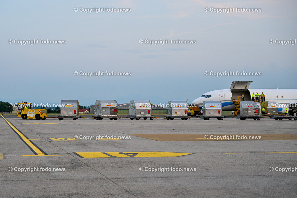 DHL Hoersching_ Warehouse_ Pakete_ Flugzeugbeladung_ 26.06.2023-46 | 26.06.2023, Linz Hoersching, AUT, DHL Hoersching, Warehouse, Flugzeugbeladung Pakete, im Bild Frachtflugzeug, Frachtcontainer