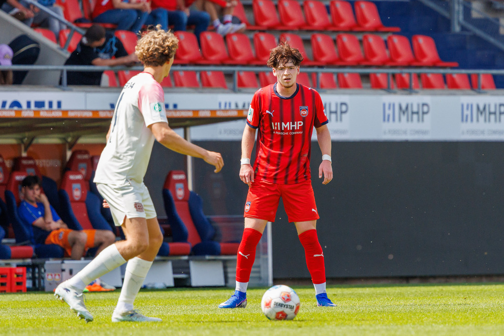20260503-U19_FCH-LEV_086 | 1.FC Heidenheim 1846 vs. Bayer 04 Leverkusen, Fußball, U19, A-Junioren, NWL, U19-DFB-Nachwuchsliga, 2025/2026, Achtelfinale, 03.05.2026 in Heidenheim, Voith Arena(Foto: Michael Bulling) - Realisiert mit Pictrs.com