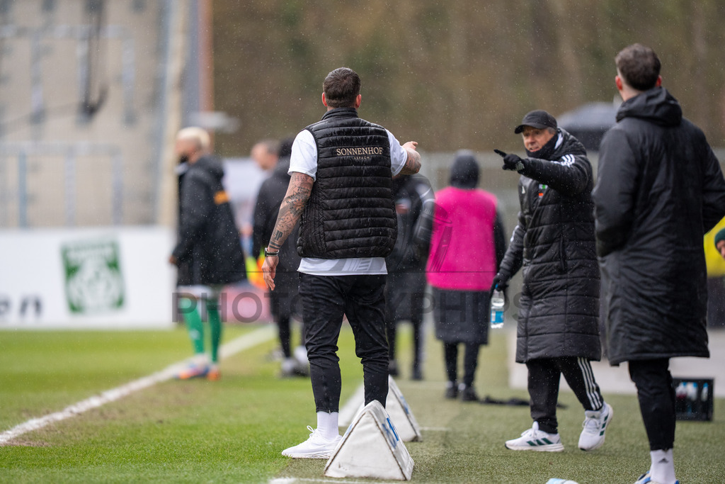 SG Sonnenhof Grossaspach vs. FC 08 Homburg, Fussball, Regionalliga Suedwest, 26. Spieltag, 28.03.2026 | Pascal Reinhardt (Trainer SG Sonnenhof Großaspach) und Roland Seitz (Trainer FC 08 Homburg) haben ein kleinen disput,SG Sonnenhof Grossaspach vs. FC 08 Homburg, Fussball, Regionalliga Suedwest, 26. Spieltag, 28.03.2026