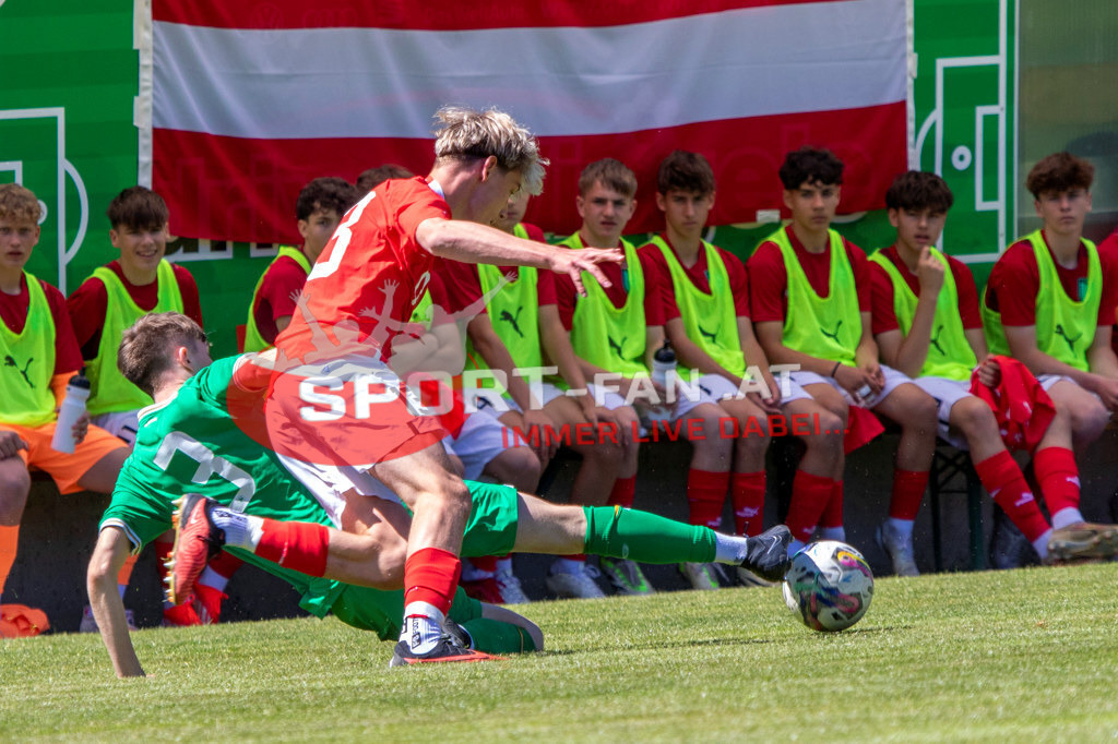 Fußball Halbfinale | Jonas Peinhart (U15 Österreich #13) Ben Dumigan (U15 Irland #3) Fußball Halbfinale, Irland U15 - Österreich U15 am 29.04.2024 in Arnoldstein (Sportplatz), Austria, (Photo by Ernst Krawagner sport-fan.at) - Realisiert mit Pictrs.com