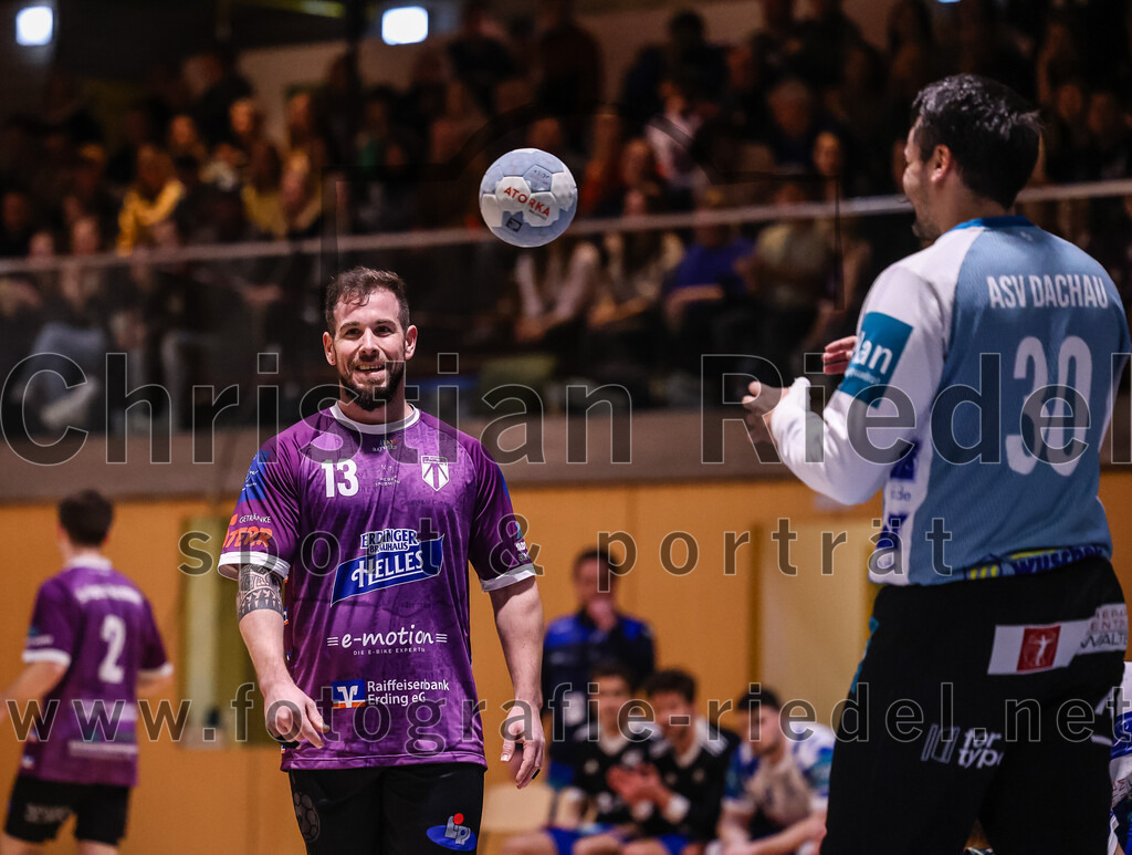 2024-11-24_025_SpVgg_Altenerding_gegen_ASV_Dachau | Erding, Deutschland, 24.11.2024:Handball, Bezirksoberliga Männer 2024 / 2025, 8. Spieltag, SpVgg Altenerding gegen ASV Dachau, Endergebnis: 30:23Sebastian Forster (SpVgg Altenerding, #13), Torwart Valentin Hagitte (ASV Dachau, #30)Foto: Christian Riedel / fotografie-riedel.net