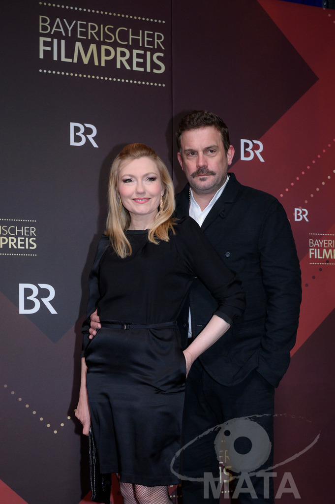 _DWI5259 | Johanna Christine Gehlen und Sebastian Bezzel bei der Verleihung des 47. Bayerischen Filmpreises 2026  im Prinzregententheater. München, Deutschland. Der Bayerische Filmpreis wird seit 1979 von der Bayerischen Staatsregierung verliehen, um die Bedeutung des Kinofilms als Kulturgut herauszustellen - Realisiert mit Pictrs.com