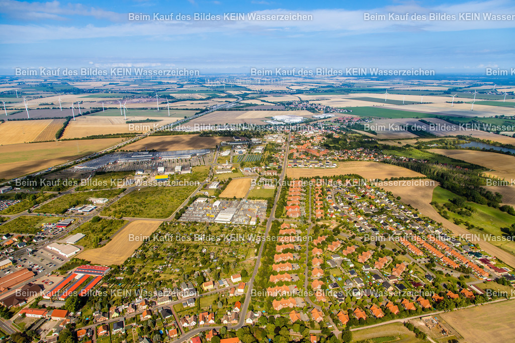 Hermsdorf und Hohenwarsleben | Diese Luftaufnahme zeigt einen Ort im Landkreis Börde aus der Vogelperspektive. Das Bild entstand aus einem Tragschrauber und vermittelt einen eindrucksvollen Überblick über die Siedlungsstruktur, die umgebende Landschaft und die charakteristischen Merkmale des Ortes. Die Aufnahme dokumentiert Architektur, Straßenverläufe und Grünflächen aus einer außergewöhnlichen Perspektive und ist Teil des Mitteldeutschen Bildarchivs von Luftbildfotograf Steffen Lehmann.
 - Realisiert mit Pictrs.com