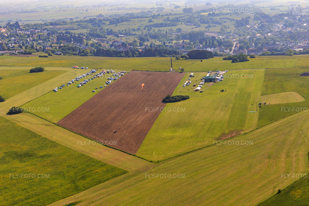 Aerial view: Les Ailes de Rohrbach airfield in Rohrbach-lès-Bitche in the state Moselle, France. – Photo: IMG_107312.jpg taken on 05/19/2018 by Werner Riehm/FLY-FOTO.com – Resolution of the original: 5231 x 3487 px – Les Ailes de Rohrbach - La passion de l'ULM