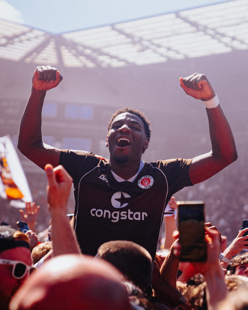 DSC02917 | Der offizielle Shop für FC St. Pauli Fotos. Wähle aus Spielszenen & Fanmomenten dein FCSP Wunschformat. Wir liefern Millerntor-Atmosphäre.