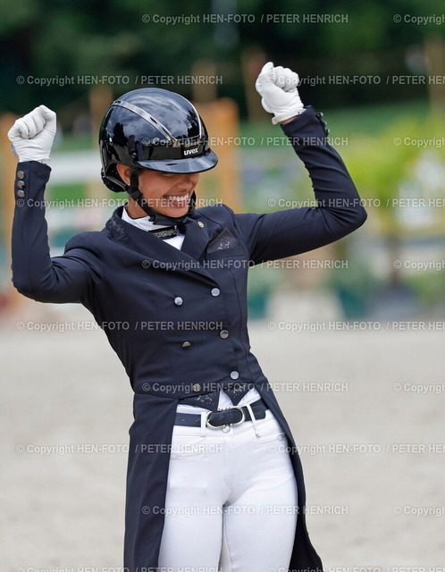 HM Reitsport Darmstadt-Kranichstein | 20.07.2025 Reitsport Pferdesport Reiten Hessische Meisterschaften 2025 Hofgut Kranichstein hier Urkunde und Anstecknadel für Jula MAYER RFV Modautal auf Diego Island Verleihung Goldenes Reitabzeichen (Foto: Peter Henrich) - Realisiert mit Pictrs.com
