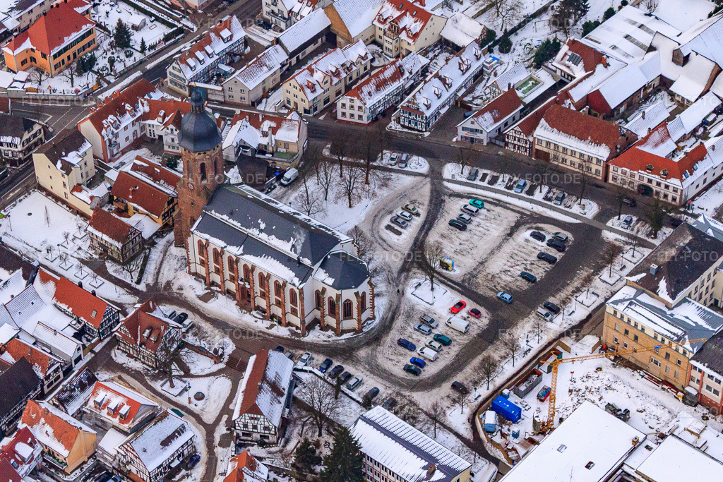 Luftbild: Marktplatz, St.Georgs-Kirche Im Winter bei Schnee in Kandel im Bundesland Rheinland-Pfalz in Deutschland. Foto: IMG_23520.jpg vom 16.01.2010 durch Werner Riehm/FLY-FOTO.de