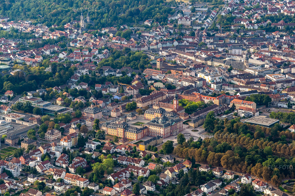 Luftbild: Schlossgarten und Schloss Bruchsal in Bruchsal im Bundesland Baden-Württemberg in Deutschland. Foto: IMG_134137.jpg vom 26.08.2022 durch Werner Riehm/FLY-FOTO.deSchloss Bruchsal