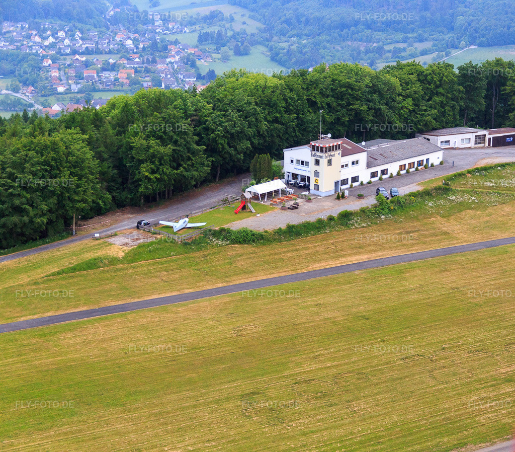 Luftbild: Flugplatz Bad Pyrmont (EDVW) im Ortsteil Kleinenberg in Bad Pyrmont im Bundesland Niedersachsen in Deutschland. Foto: IMG_079668.jpg vom 25.05.2015 durch Werner Riehm/FLY-FOTO.deLuftsportgemeinschaft Bad Pyrmont - Lügde