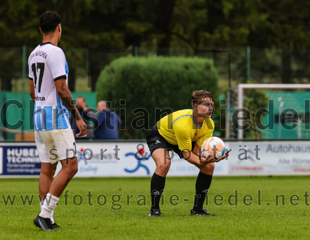 2023-08-05_139_FC_Langengeisling_gegen_SVN_Muenchen | Erding, Deutschland, 05.08.2023:
Fußball, Bezirksliga Oberbayern Ost 2023 / 2024, 2. Spieltag, FC Langengeisling gegen SVN München, Endergebnis: 1:3

Julien Santana-Mielke (SVN München, #17), Schiedsrichter Raphael Salzberger

Foto: Christian Riedel / fotografie-riedel.net